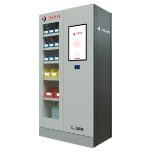 Ein Wiegezellenautomat mit mehreren Regalfächern. Die Regale enthalten kleine Behälter (Schütten)mit weißer Etikettierung. Auf der rechten Seite des Automaten befindet sich eine Bedieneinheit mit einem Bildschirm.